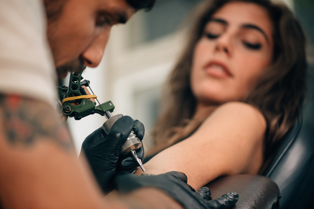 De ce nu ai voie să donezi sânge dacă ai tatuaje
