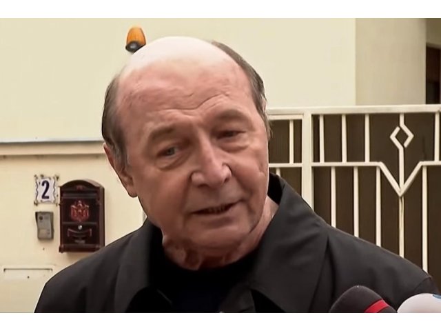 Traian Băsescu a provocat un accident pe o stradă din Capitală. Fostul șef de...