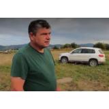 Un fermier brașovean a oprit un r&acirc;u pentru a-și uda culturile 