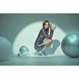 Grafic și metalic: trendul de machiaj &icirc;ndrăzneț care domină 2026