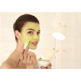 Mască de față homemade pentru ten gras și pori dilatați: rețetă naturală cu argilă verde pe care o poți prepara acasă