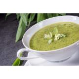 Supă verde de primăvară cu urzici, leurdă și untișor &ndash; vitamine și vitalitate &icirc;ntr-un bol