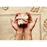 Ghid de bune maniere pentru ocazii speciale: Cum să alegi darul potrivit &icirc;n funcție de relația cu destinatarul