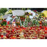 7 ani de la Colectiv. Slujbe la Biserica Sf&acirc;ntul Nicolae-Broșteni și &icirc;n fața fostului club 