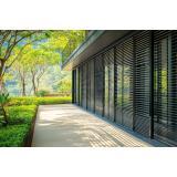 Avantajele de a instala rulouri exterioare la feronerie