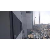 Balcon &icirc;nchis cu sticlă: c&acirc;t costă, cum se montează și de ce nu ai nevoie de autorizație