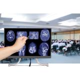 Caz bizar la un liceu din SUA. Peste 100 de elevi au făcut o formă rară de cancer la creier