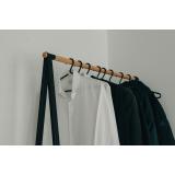 Cum să porți corect cămăși și pantaloni: ghidul simplu pentru un look masculin reușit