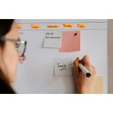 Cum să răm&acirc;i cu mintea la muncă atunci c&acirc;nd afară e vreme de plajă: 5 soluții care chiar te ajută