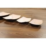 Finger food, mai delicios dacă &icirc;l servești &icirc;n bărcuțe de carton negre? Despre psihologia ambalajelor