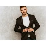 Garderoba bărbatului modern: piesele esențiale pentru un stil impecabil