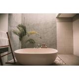 Poți să-ți pui tapet &icirc;n baie? Da, dar trebuie să fii atent la asta!