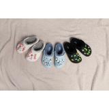 Saboții Crocs au acum căptușeală călduroasă și prietenoasă