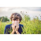 Alergia la ambrozie. Care sunt simptomele și cum se tratează aceasta