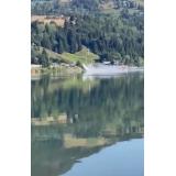 VIDEO Un avion de mici dimensiuni a căzut &icirc;n lacul Colibița. Pilotul a murit
