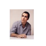 Ben Schnetzer a semnat pentru rolul celebrului dirijor rom&acirc;n Sergiu Celibidache &icirc;n filmul &bdquo;Cravata galbenă&rdquo;, &icirc;n locul lui Rupert Friend