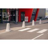 Enigma din Sectorul 4: Bolarzi albi noi, &icirc;nlocuiți după c&acirc;teva săptăm&acirc;ni cu alții portocalii. Explicația Primăriei 