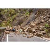 Șoseaua Vatra Dornei-Broșteni a fost &icirc;nchisă din cauza unei căderi de bolovani