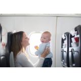 Călătorie cu avionul alături de copii. Cum poți să &icirc;i protejezi pe cei mici de trauma urechii din cauza presiunii