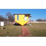 Casa răsturnată, unică din Rom&acirc;nia. Cum arată atracția cu acoperișul &icirc;nfipt &icirc;n păm&acirc;nt 