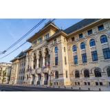 Un copil a fost rănit după ce o statuie din Primăria Capitalei a căzut peste el