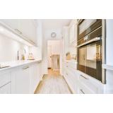 Cum să amenajezi o bucătărie lungă și &icirc;ngustă