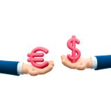 Dolarul american a ajuns să valoreze mai mult dec&acirc;t euro &icirc;n Rom&acirc;nia