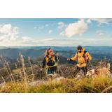 Gadgeturi outdoor pentru iubitorii de munte: accesorii pentru a face orice expediție mai ușoară