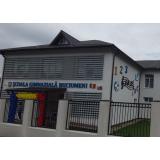 Greșeală gravă de ortografie, &icirc;ntr-un citat scris pe perete, la inaugurarea unei școli din D&acirc;mbovița