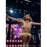 Jennifer Lopez strălucește &icirc;n turneul &bdquo;Up All Night&rdquo; &icirc;n ținute  care redefinesc glamour-ul de scenă