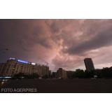 Jumătate de țară intră sub avertizare cod portocaliu de ploi torențiale, grindină și vijelii, de la ora 18:00. &Icirc;n ce zone urmează două zile de caniculă