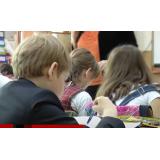 Luni, 5 septembrie, &icirc;ncepe noul an şcolar. Problemele cu care se confruntă școlile rom&acirc;nești: toalete &icirc;n curte, clase supraaglomerate și elevi relocați