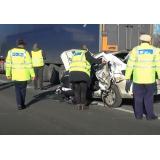 Mașină de poliție implicată &icirc;ntr-un accident rutier. Autospeciala de poliţie a &bdquo;zburat" pe contrasens, lovită de un şofer neatent