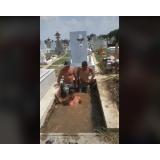 VIDEO Trei bărbați și-au făcut piscină &icirc;ntr-un cavou din cimitir. &bdquo;A fost o baie mortală&rdquo;
