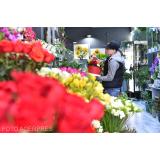 Au &icirc;nceput pregătirile pentru Dragobete. Florile, mai scumpe cu 30% &icirc;n această perioadă: &bdquo;Cred că ajunge undeva &icirc;ntre 400-450 de lei&rdquo; 