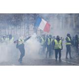 Proteste violente la Paris &icirc;mpotriva reformei pensiilor. Poliția a acționat cu gaze lacrimogene