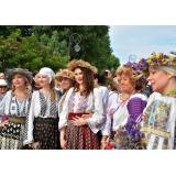 S&acirc;nzienele. Semnificație, tradiții și obiceiuri ale sărbătorii la rom&acirc;ni