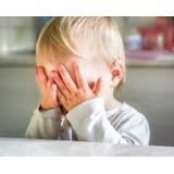 Caz revoltător &icirc;n București. O terapeută&nbsp;a fotografiat un copil cu autism&nbsp;&icirc;n ipostaze intime și i le-a trimis iubitului &rdquo;pentru amuzament&rdquo;