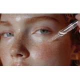 Rutina de seară &icirc;n sezonul rece pentru ten matur (35+), buze și m&acirc;ini: ritualul care repară, hrănește și netezește vizibil piele