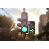 Un t&acirc;năr din Suceava a tăiat cablurile unui semafor pentru că-i băteau luminile &icirc;n casă