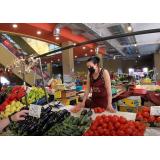 Unul din doi rom&acirc;ni cumpără fructe și legume rom&acirc;nești