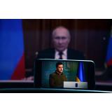 Zelenski dezminte că ar fi bolnav și &icirc;l ironizează pe Putin: &bdquo;Cu tot respectul pentru bătr&acirc;nețe, 44 nu este 70&rdquo; 