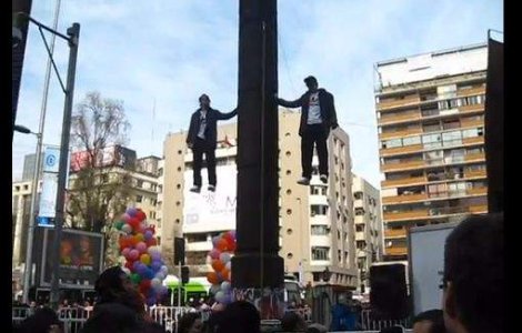  Video  Doi magicieni, frati gemeni, au levitat 3 ore