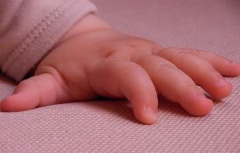 Doi dintre bebelusii arsi, externati