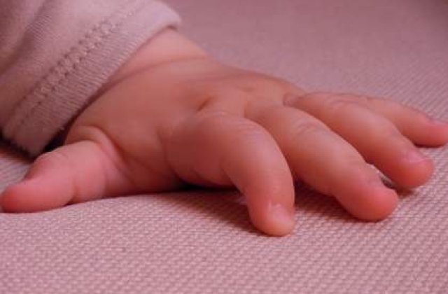 Doi dintre bebelusii arsi, externati