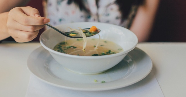 Aceasta lingura va face viata persoanelor cu dizabilitati mai usora