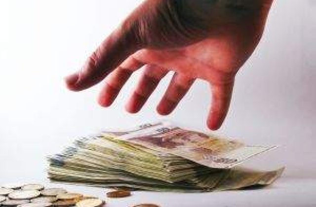 Angajata unei banci "a bagat mana" in conturile clientilor