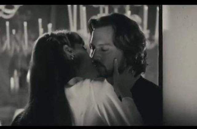 [VIDEO] Angelina Jolie, sarut pasional cu Johnny Depp