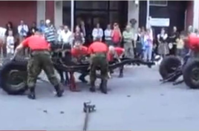 [VIDEO] Desfac complet si apoi asambleaza un Jeep in 3 minute!