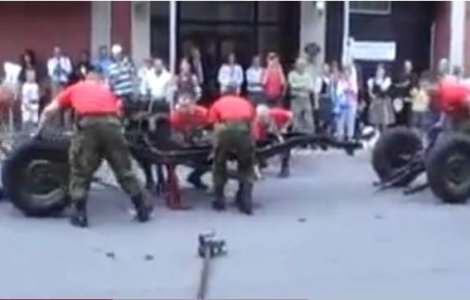  Video  Desfac complet si apoi asambleaza un Jeep in 3 minute!